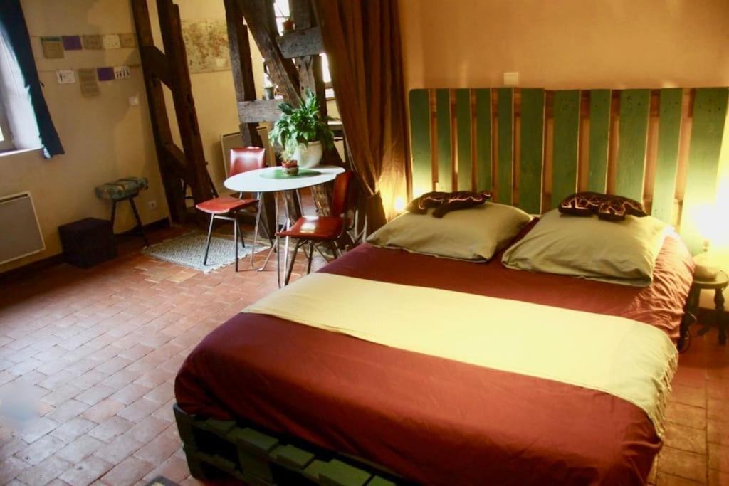 Cosy Apartment By The Magical Marais De Bourges Bagian luar foto